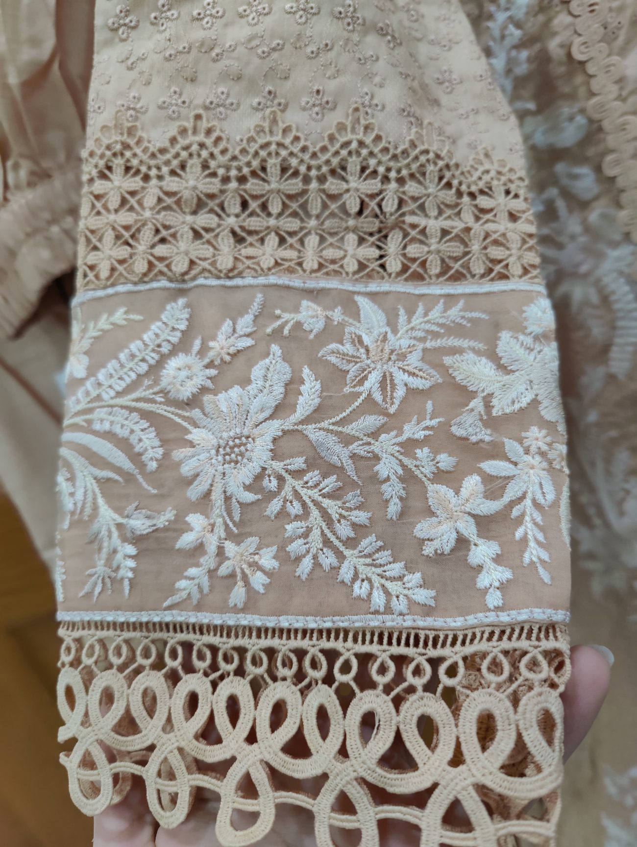 Embroidered lawn - Image 3