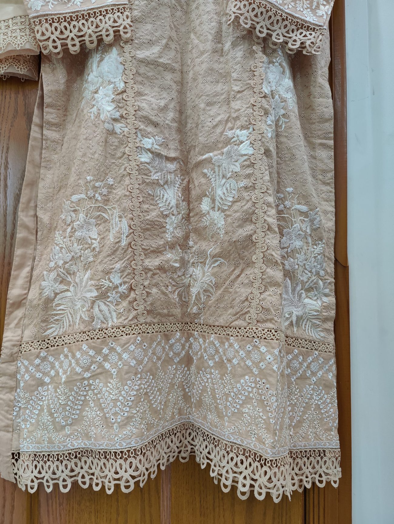 Embroidered lawn - Image 2