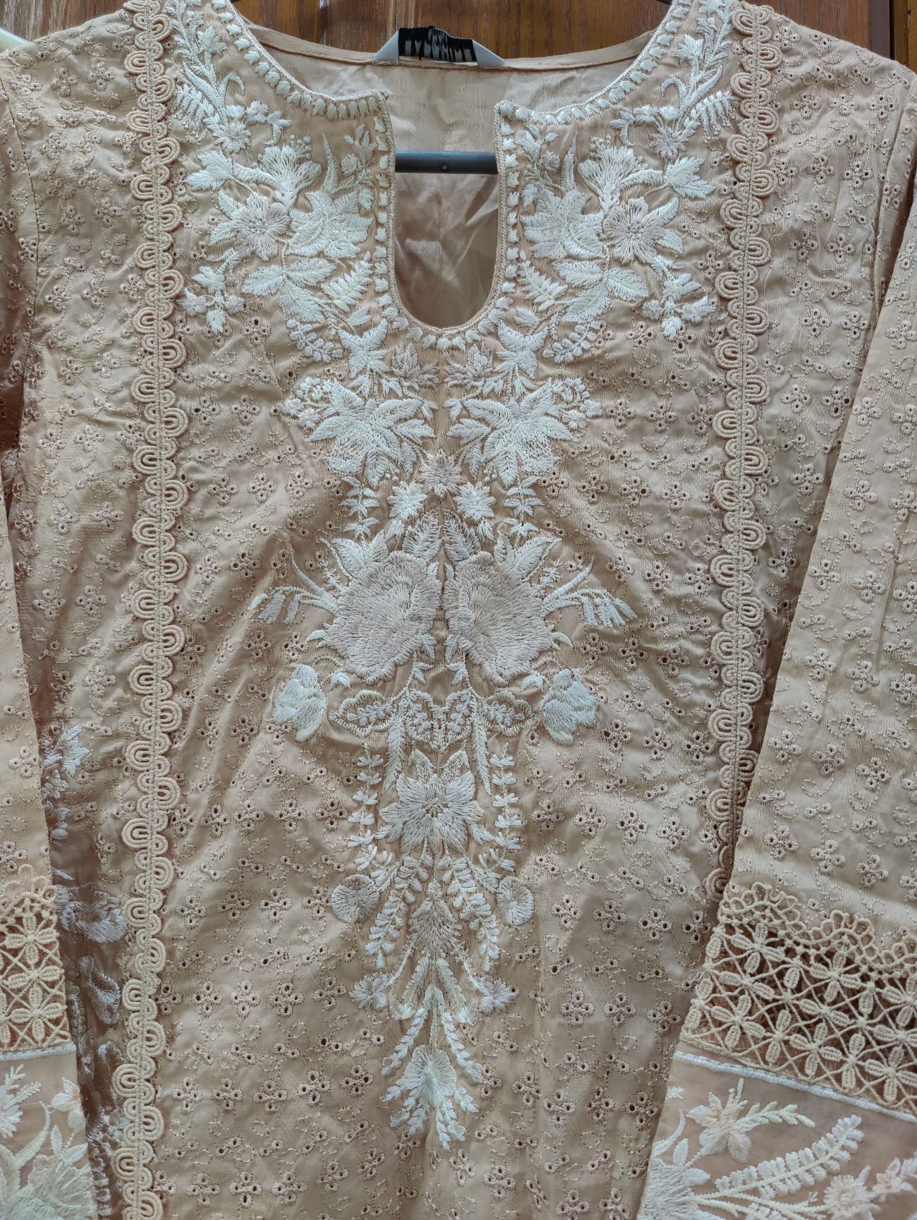 Embroidered lawn - Image 6