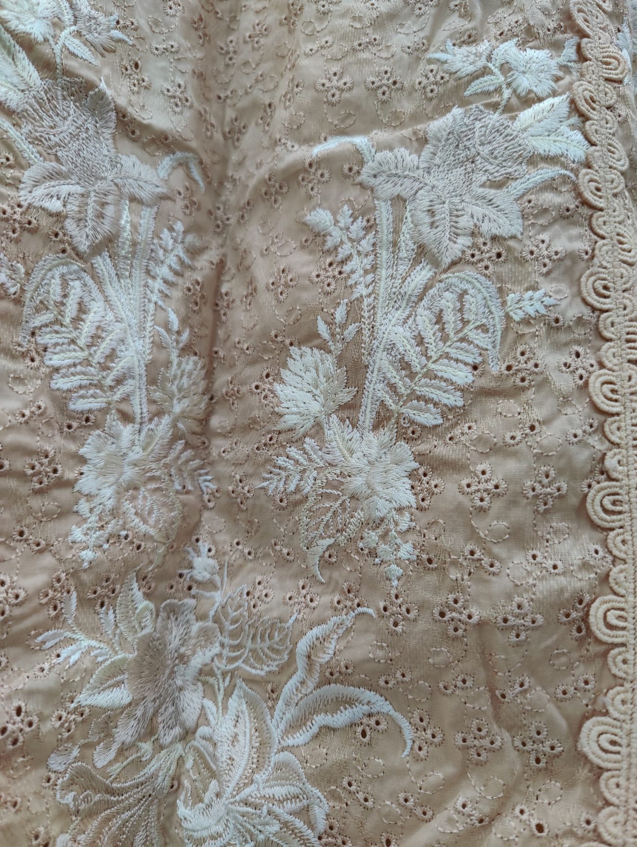 Embroidered lawn - Image 4